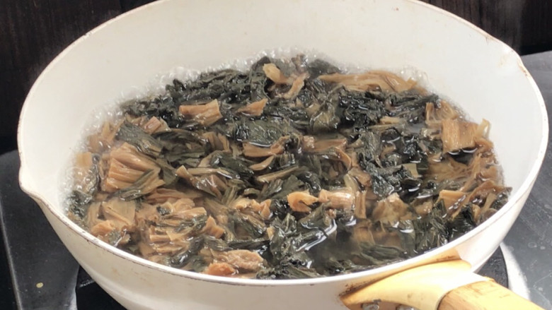 干锅梅干菜,起锅烧开水,放入梅干菜煮沸
