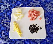 上汤苋菜,<a style='color:red;display:inline-block;' href='/shicai/ 2800'>生姜</a>切丝，嫩蒜子去皮拍裂，窠心豆豉泡发，<a style='color:red;display:inline-block;' href='/shicai/ 438'>火腿</a>切粒，皮蛋上汽锅蒸熟冷却后去皮切粒
