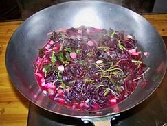 上汤苋菜,下盐和<a style='color:red;display:inline-block;' href='/shicai/ 756'>鸡精</a>，大火煮沸，转中火，煮到汤汁嫣红时候，起锅，撒<a style='color:red;display:inline-block;' href='/shicai/ 134296'>白胡椒粉</a>即可食用