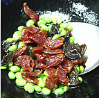 百合毛豆炒腊肉,油锅，放入毛豆肉和<a style='color:red;display:inline-block;' href='/shicai/ 136'>黑木耳</a>翻炒，再放入腊肠煸炒片刻后，添少许开水，加入精盐、鸡粉