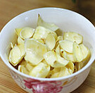 百合毛豆炒腊肉,<a style='color:red;display:inline-block;' href='/shicai/ 6999'>鲜百合</a>下入沸水中焯烫透，捞出沥净水分