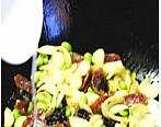 百合毛豆炒腊肉,最后下入鲜百合，翻炒均匀，用水淀粉勾薄芡，出锅装盘即可