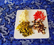 小炒豌豆,大蒜子切米，小米辣切圈，香菇泡发切丁，酸菜浸泡清洗干净切碎