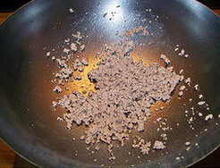 小炒豌豆,坐锅起油，将用蛋清和少许盐腌制好的肉泥滑散，乘出待用