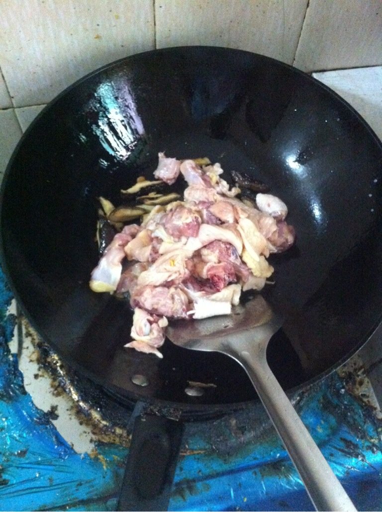 土豆鸡块,如图鸡块翻炒成变色