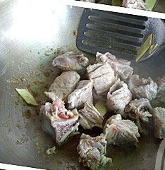糖醋排骨,油锅中火放入排骨和生姜翻炒约2分钟