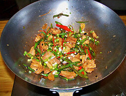 农家小炒肉,撒葱花,炒香,起锅即可