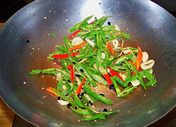 农家小炒肉,锅内留底油,下蒜片、姜丝、窠心豆豉爆香,下煸炒好的青红杭椒,撒少许盐,炒匀