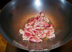 农家小炒肉,坐锅起油,冷油下五花肉片,迅速滑散,炒至五花肉片变色盛出待用