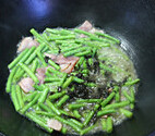 榄菜培根炒豇豆,加入开水，滚起后加点盐，倒入<a style='color:red;display:inline-block;' href='/shicai/ 2862'>橄榄菜</a>，翻炒至汤汁收浓