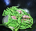 榄菜培根炒豇豆,起油锅，先下<a style='color:red;display:inline-block;' href='/shicai/ 60'>豇豆</a>炒，至微软，放进<a style='color:red;display:inline-block;' href='/shicai/ 443'>培根</a>一起炒至出香味