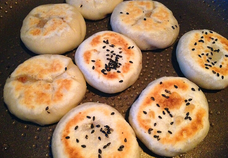 板栗酥饼,平底锅,锅底刷一层油,摆入板栗饼,用中小火煎至双面金黄即可出锅