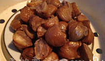 板栗酥饼,板栗切一个口子,放入锅里加水,大火煮开5分钟后冷却剥壳,然后再上锅蒸即可