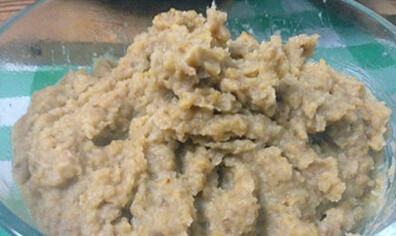 板栗酥饼,板栗泥倒入锅里炒掉一半的水分,加入一小块黄油和白糖,继续翻炒,炒得略干即可