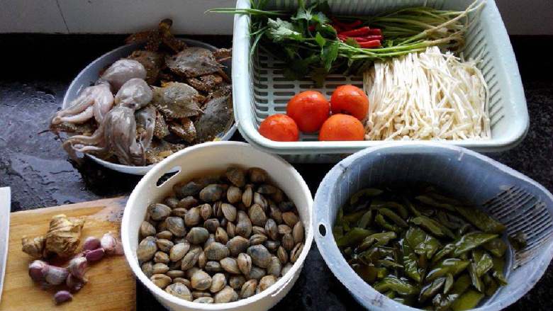 海鲜锅,海鲜食材准备:海蟹,海虾,鱿鱼,花甲,等。 香料准备:八角,茴香,等。蔬菜准备:西红柿,姜,蒜,葱,香菜,小红椒。 烫菜准备:金针菇,海白菜,等。