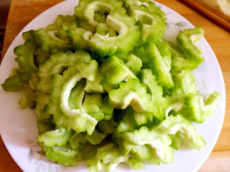 苦瓜炒鸡蛋,对半切开，去瓤籽，切成月牙