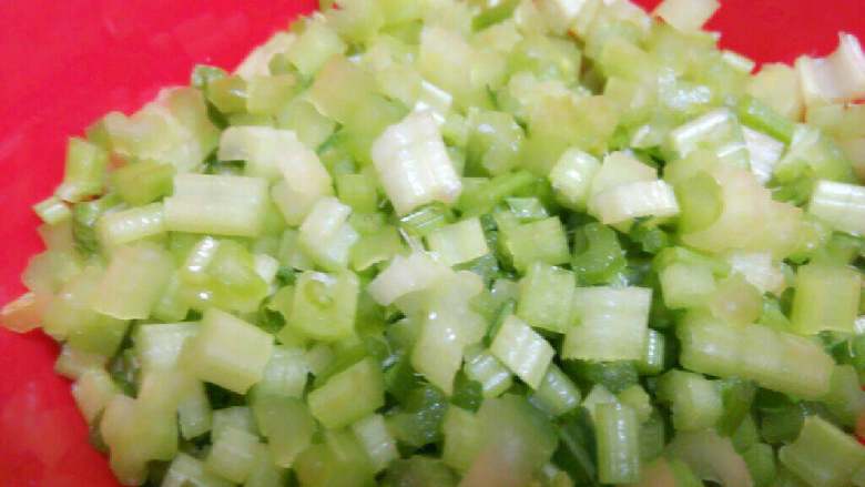 芹菜炒牛肉末,<a style='color:red;display:inline-block;' href='/shicai/ 125'>芹菜</a>切细颗，姜蒜切细，少量淀粉加水和少量盐鸡精兑成汁水备用