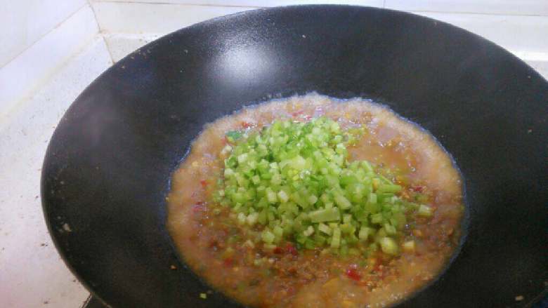 芹菜炒牛肉末,锅里放油烧热，倒入牛肉末，炒香，加一勺豆瓣酱，一勺酱油，姜蒜末炒香，加入半碗水，中小牛肉煮几分钟后倒入芹菜末