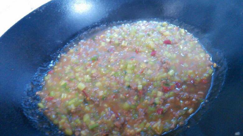 芹菜炒牛肉末,翻炒一分钟后，倒入淀粉汁水收汁出锅。