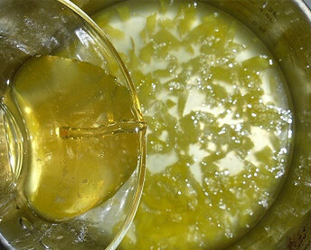 柠檬雪酪,鱼胶粉用2勺水浸泡后,放微波炉转半分钟溶解,倒入步骤3中