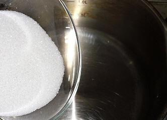 柠檬雪酪,白砂糖倒入水,放小锅里加热溶解后冷却