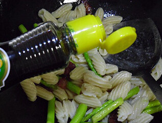 酱肉芦笋炒螺旋面,加<a style='color:red;display:inline-block;' href='/shicai/ 718'>料酒</a>、加<a style='color:red;display:inline-block;' href='/shicai/ 692'>酱油</a>，翻炒几下加<a style='color:red;display:inline-block;' href='/shicai/ 756'>鸡精</a>葱花即可！