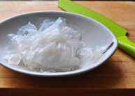 剔骨肉拍黄瓜,黄瓜拍裂，切成小段，粉皮温水泡软，洗净撕成小片儿