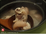 猪蹄黄豆汤,将汤汁倒出,猪蹄取出沥干水分待用