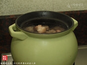 猪蹄黄豆汤,砂锅煮开水,加入猪蹄,大火煮开,转小火煮2个小时左右,煮至猪蹄软烂