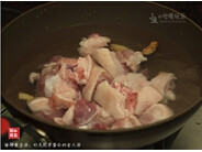 猪蹄黄豆汤,猪蹄斩成块,放进锅里,加姜,加入能淹没食材的清水