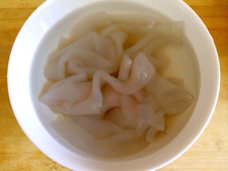 麻酱凉皮,超市买来的袋装<a style='color:red;display:inline-block;' href='/shicai/ 4185'>凉皮</a>用水泡上