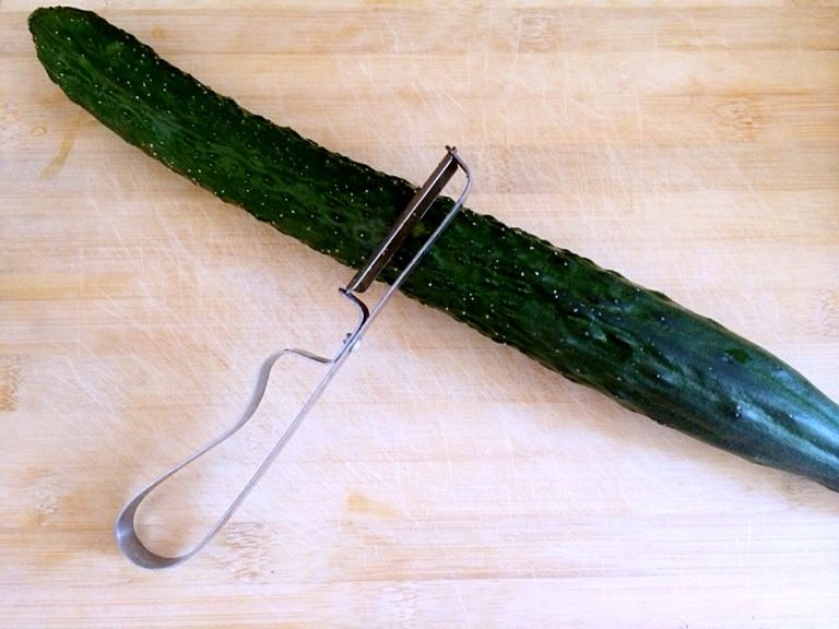 麻酱凉皮,<a style='color:red;display:inline-block;' href='/shicai/ 54'>黄瓜</a>洗净去皮