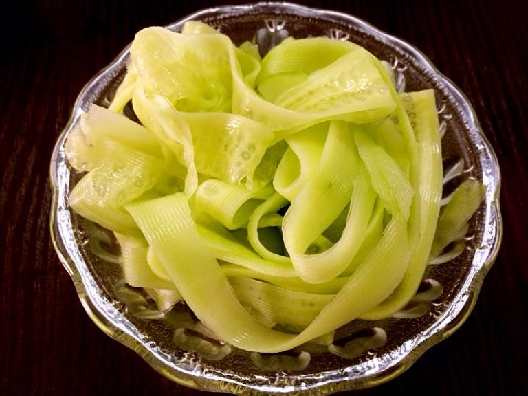 麻酱凉皮,用削皮器把黄瓜削成薄片