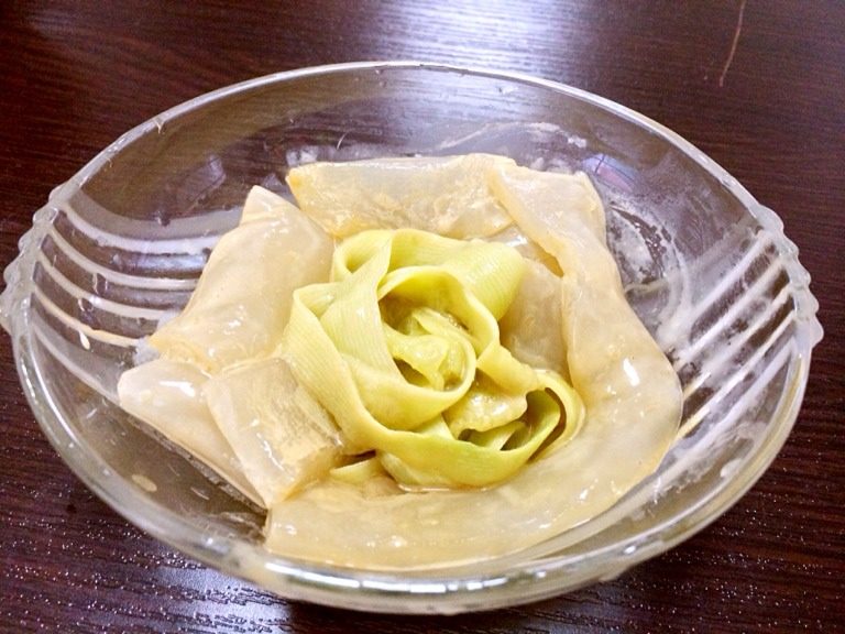 麻酱凉皮,<a style='color:red;display:inline-block;' href='/shicai/ 701'>芝麻酱</a>加水泻开后加盐、醋、<a style='color:red;display:inline-block;' href='/shicai/ 788'>生抽</a>，把凉皮淋干水和黄瓜放在大碗内，浇入调好汤汁，搅拌。