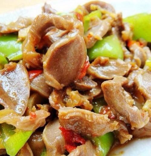 剁辣椒炒鸡胗,、<a style='color:red;display:inline-block;' href='/shicai/ 100'>鸡胗</a>清洗干净后切薄片,加姜末,红剁椒,料酒腌制20分钟左右;