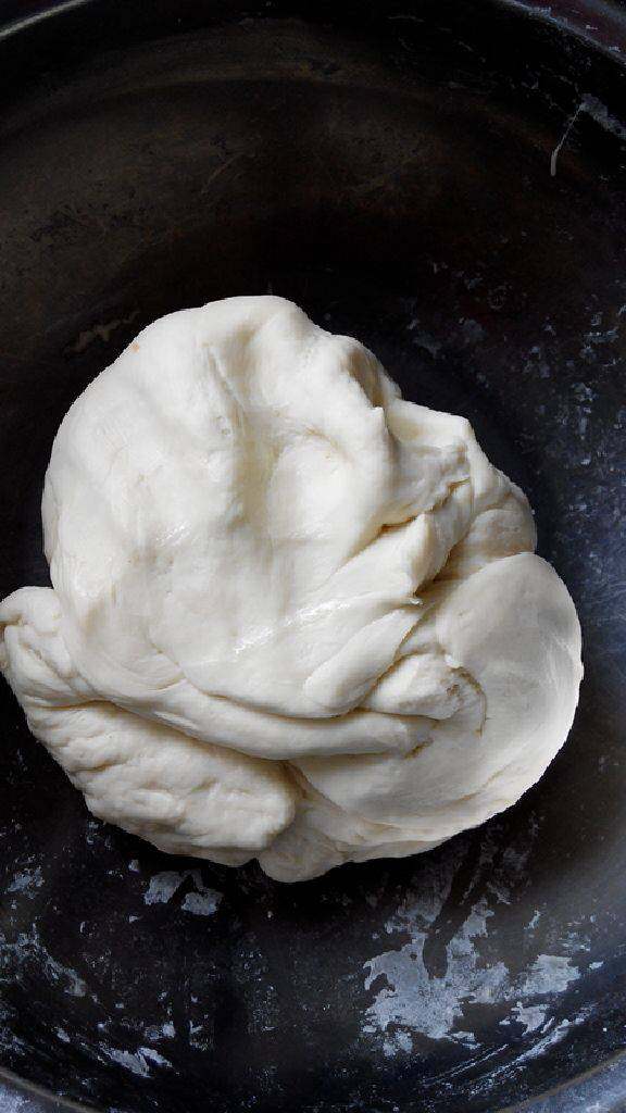 豆角香菇猪肉包,<a style='color:red;display:inline-block;' href='/shicai/ 519'>面粉</a>调和三十度温水拌上泡打粉，揉成面团，发酵一小时。