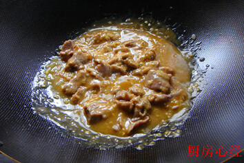 金牌咖喱牛肉,放入牛肉，调入盐；<a style='color:red;display:inline-block;' href='/shicai/ 10588'>糖</a>；熬制汤汁粘稠