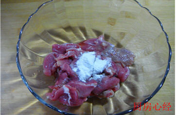 金牌咖喱牛肉,牛肉切片，加入少许<a style='color:red;display:inline-block;' href='/shicai/ 702'>泡打粉</a>；清水；盐；<a style='color:red;display:inline-block;' href='/shicai/ 718'>料酒</a>；淀粉抓匀后，加入生油拌匀备用