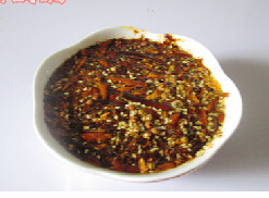 麻辣鸡丝凉面,小碗l里加入<a style='color:red;display:inline-block;' href='/shicai/ 666'>芝麻</a> <a style='color:red;display:inline-block;' href='/shicai/ 62'>辣椒</a> 麻椒，将油烧热，趁热浇入碗中，稍微搅拌成红油