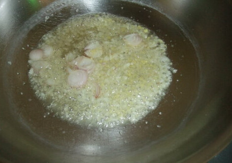 凉拌木耳豆腐皮,炒锅烧热油,爆香红葱头片和姜蒜蓉
