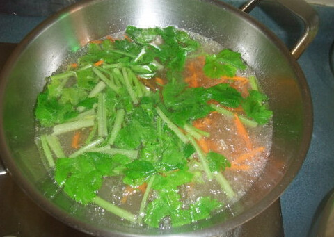 凉拌木耳豆腐皮,豆腐皮焯水,芹菜段胡萝卜丝焯水,水开即捞。装在碗里