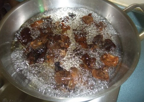 凉拌木耳豆腐皮,木耳用水浸泡1小时,焯水,水开即捞,装在碗里