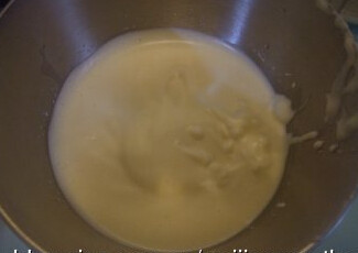 棒棒糖蛋糕,鸡蛋放入砂糖,打发至鸡蛋体积膨大