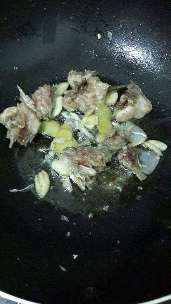 豆腐鱼头汤,锅下油姜蒜爆香，下鱼头翻炒至两面变色，加入3碗冷水（喜欢喝汤的可以多放点哈）