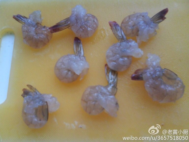 鲜虾鸡蛋羹,虾去皮留尾，用牙签挑沙线，做个造型备用。