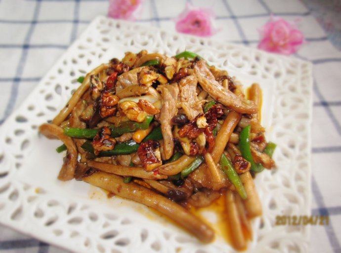 茶树菇核桃小炒肉 