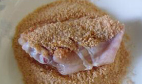 粉蒸鸡翅,腌制好的鸡肉均匀地滚上一层蒸肉粉