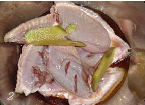 粉蒸鸡翅,<a style='color:red;display:inline-block;' href='/shicai/ 96'>鸡翅</a>洗净划两刀，加<a style='color:red;display:inline-block;' href='/shicai/ 2800'>生姜</a>加<a style='color:red;display:inline-block;' href='/shicai/ 718'>料酒</a>腌制十分钟去腥