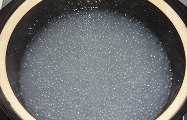 椰汁西米露凉粉,西米煮10分钟后关火,加盖闷20分钟至全部都闷透后冷水冲冲