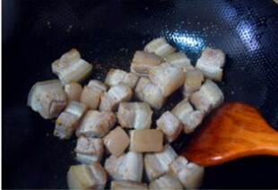 毛氏红烧肉,油锅,倒入焯过水的五花肉小火翻炒,至五花肉变成金黄色